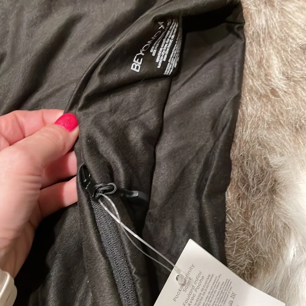 Beyond Yoga Infinity Scarf with pocket NWT $50 - Picture 10 of 11